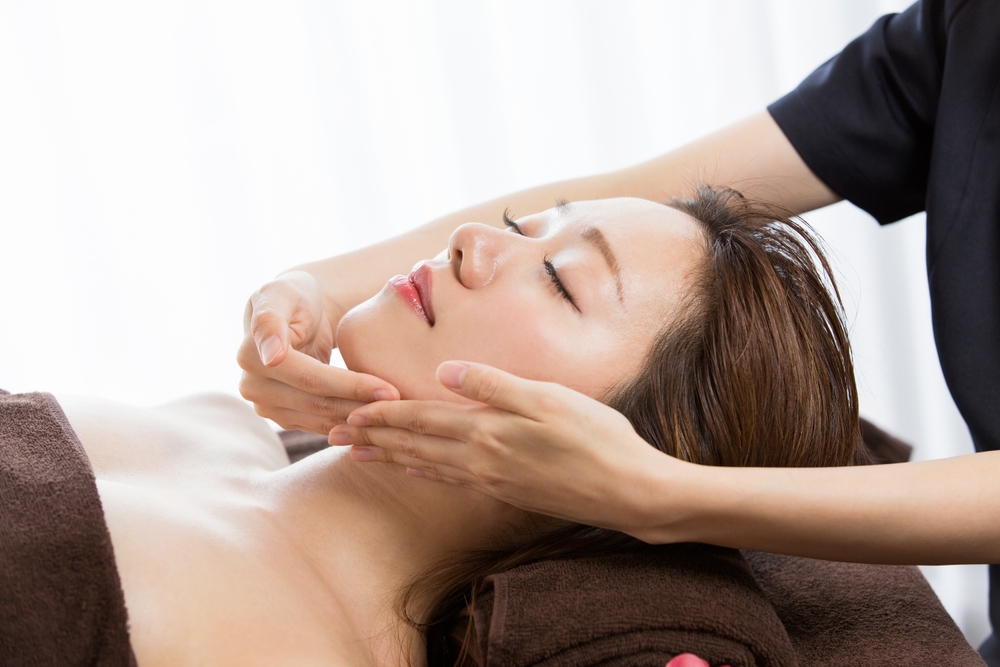 小顔マッサージの効果とは？おすすめの手技も紹介